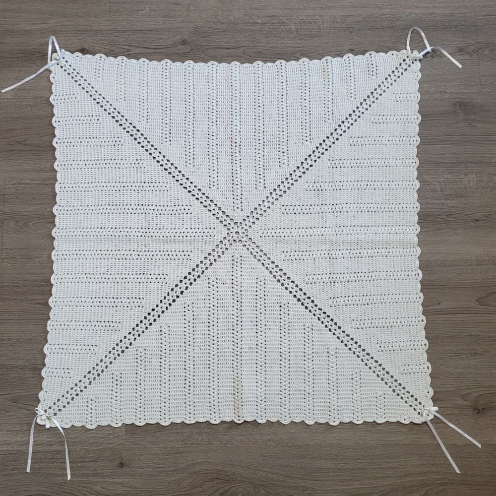 Handmade Crochet White‎ Vintage Baby Receiving Blanket Scalloped Edge 32x32